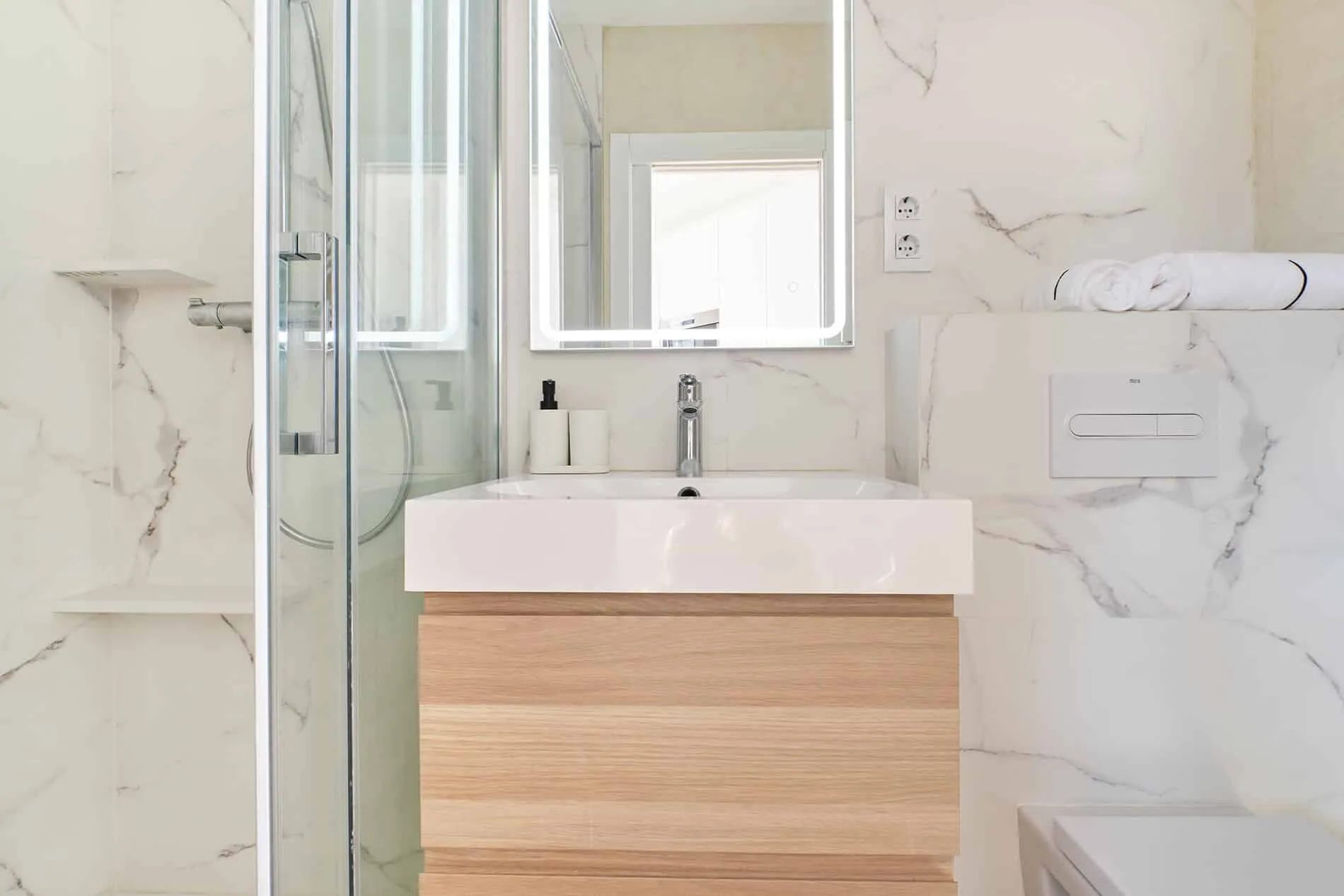 Barcelona roof studio - second-floor studio, main bathroom with marble walls, designed by Beatrice Leupold