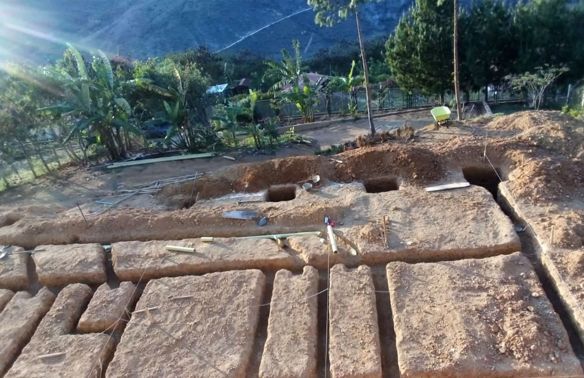 Eco-Retreat Colombia - excavation work on the steep terrain