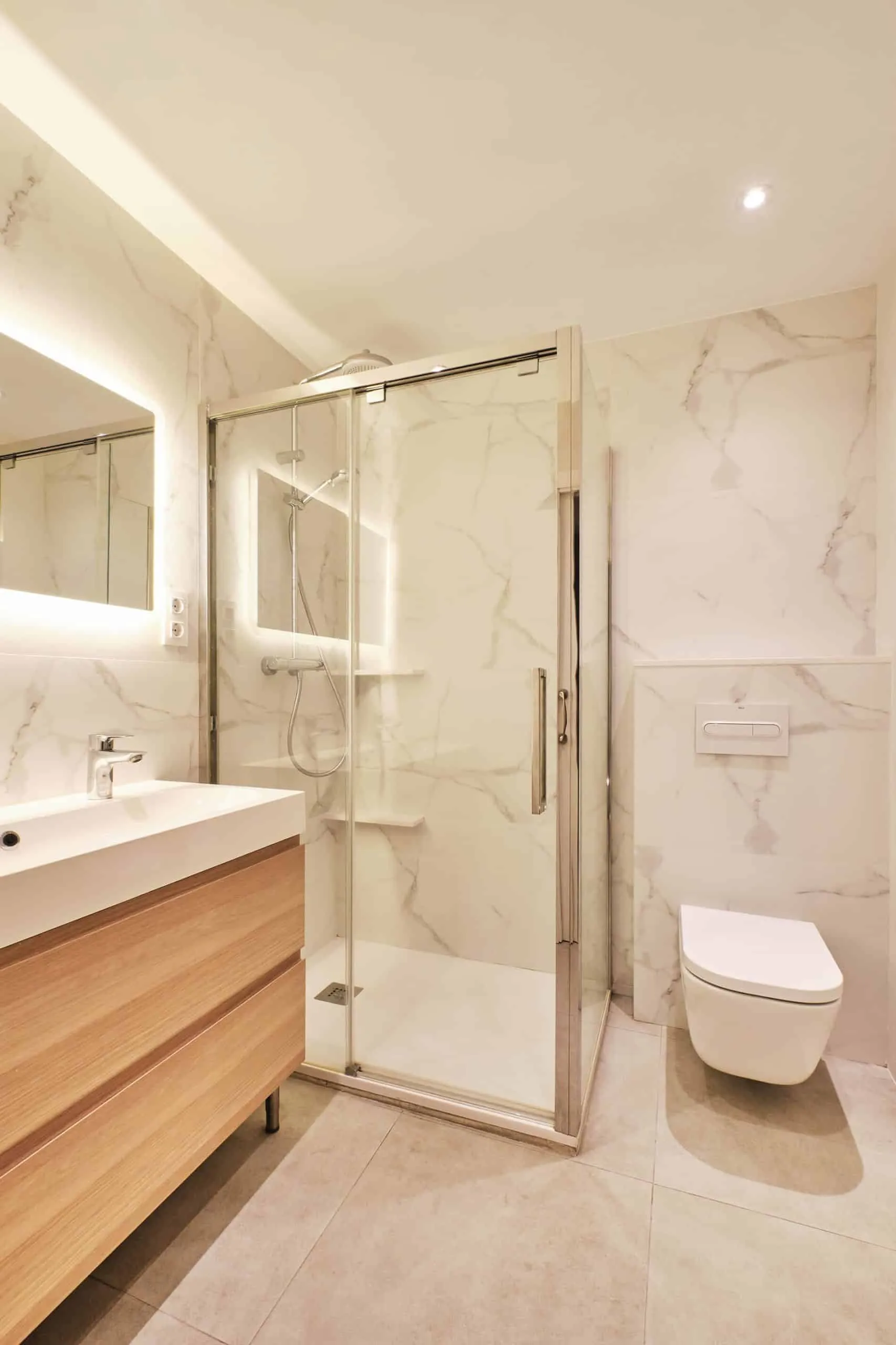 Barcelona apartment - first floor, main bathroom with marble walls, designed by Beatrice Leupold