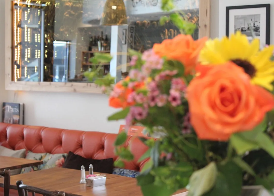 Café Crème Miami Restaurant - picture of flower decoration, design by Beatrice Leupold