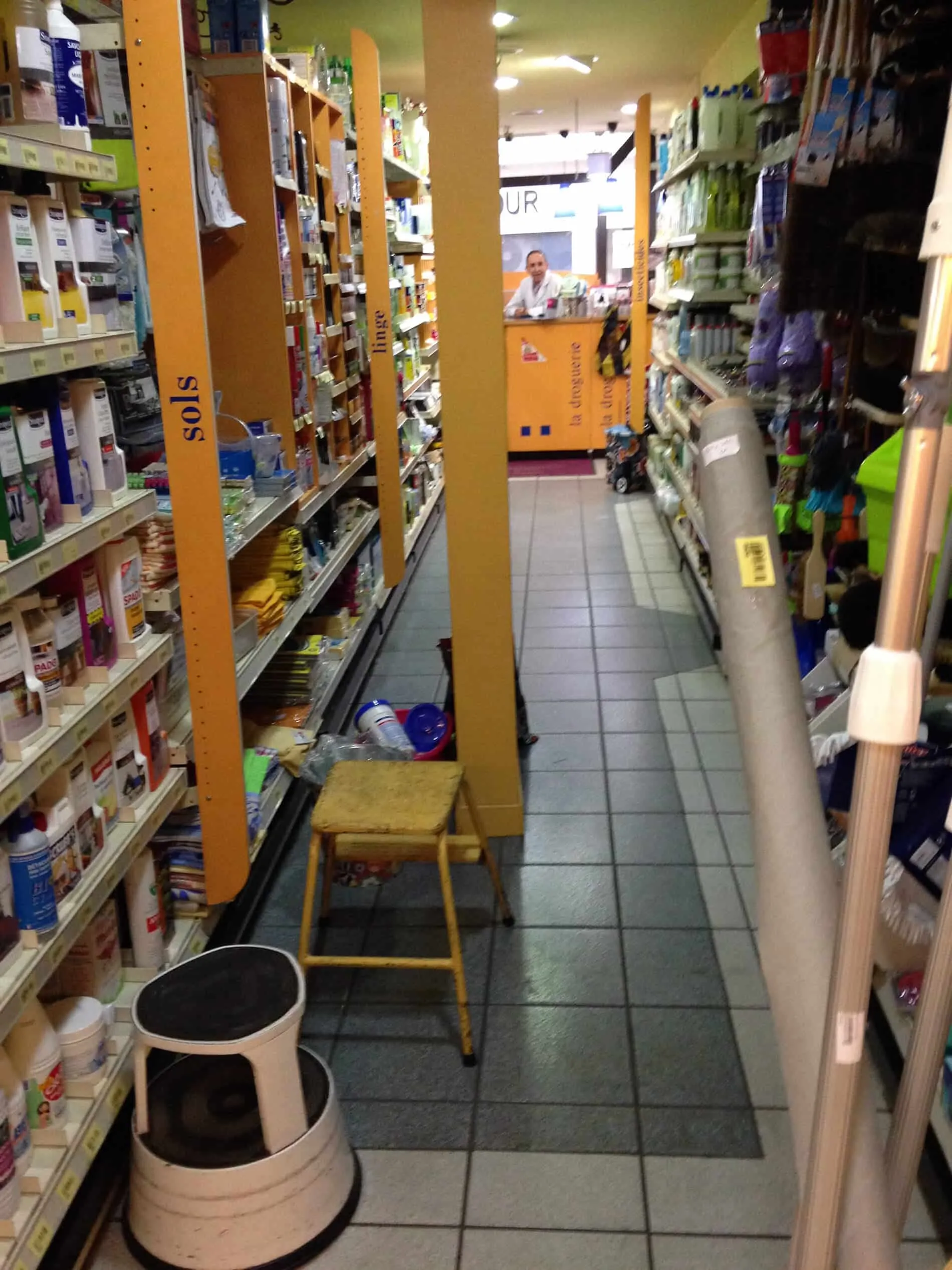 Droguerie de la Tour - store interior before the renovation