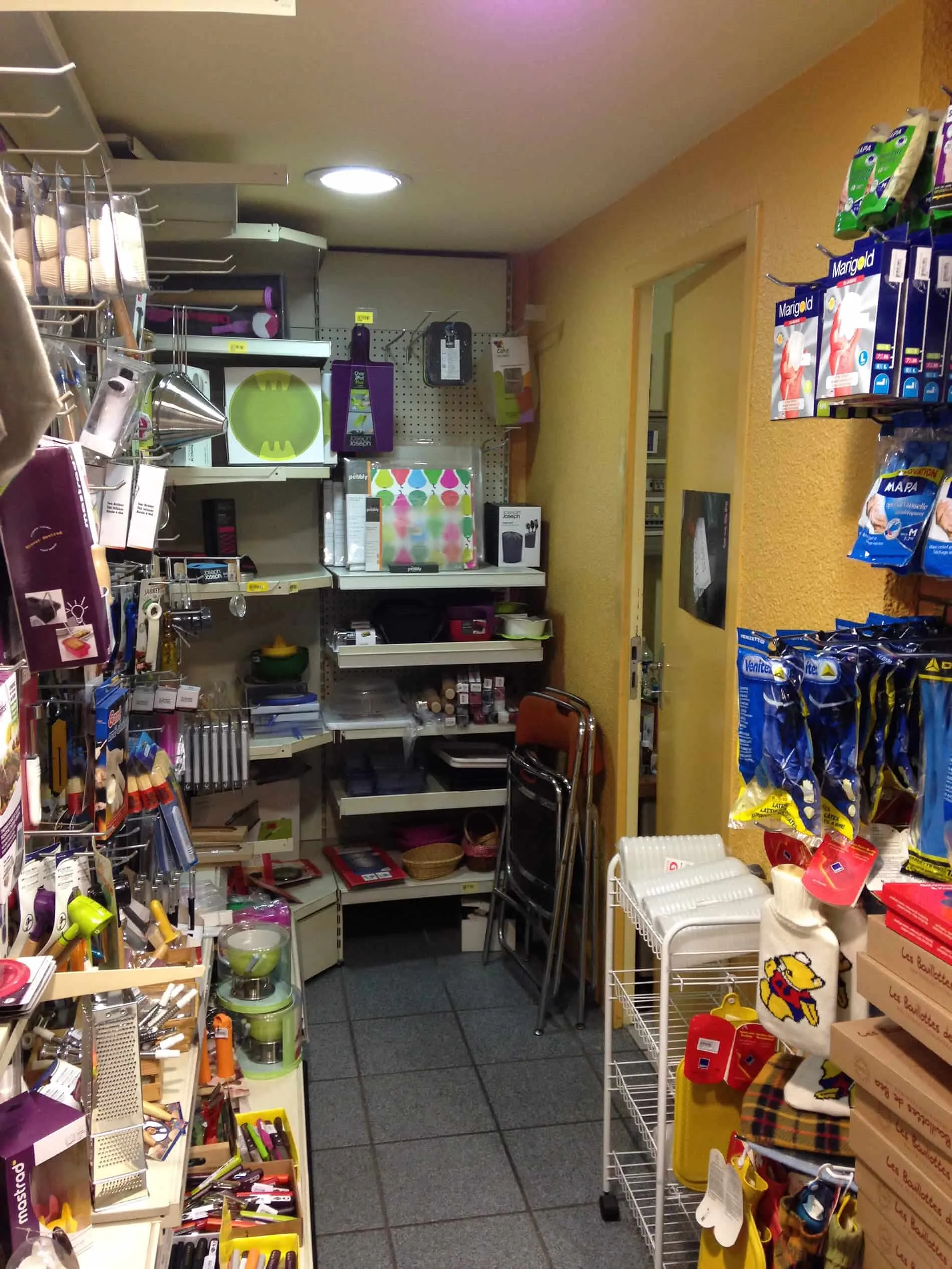 Droguerie de la Tour - store interior before the renovation