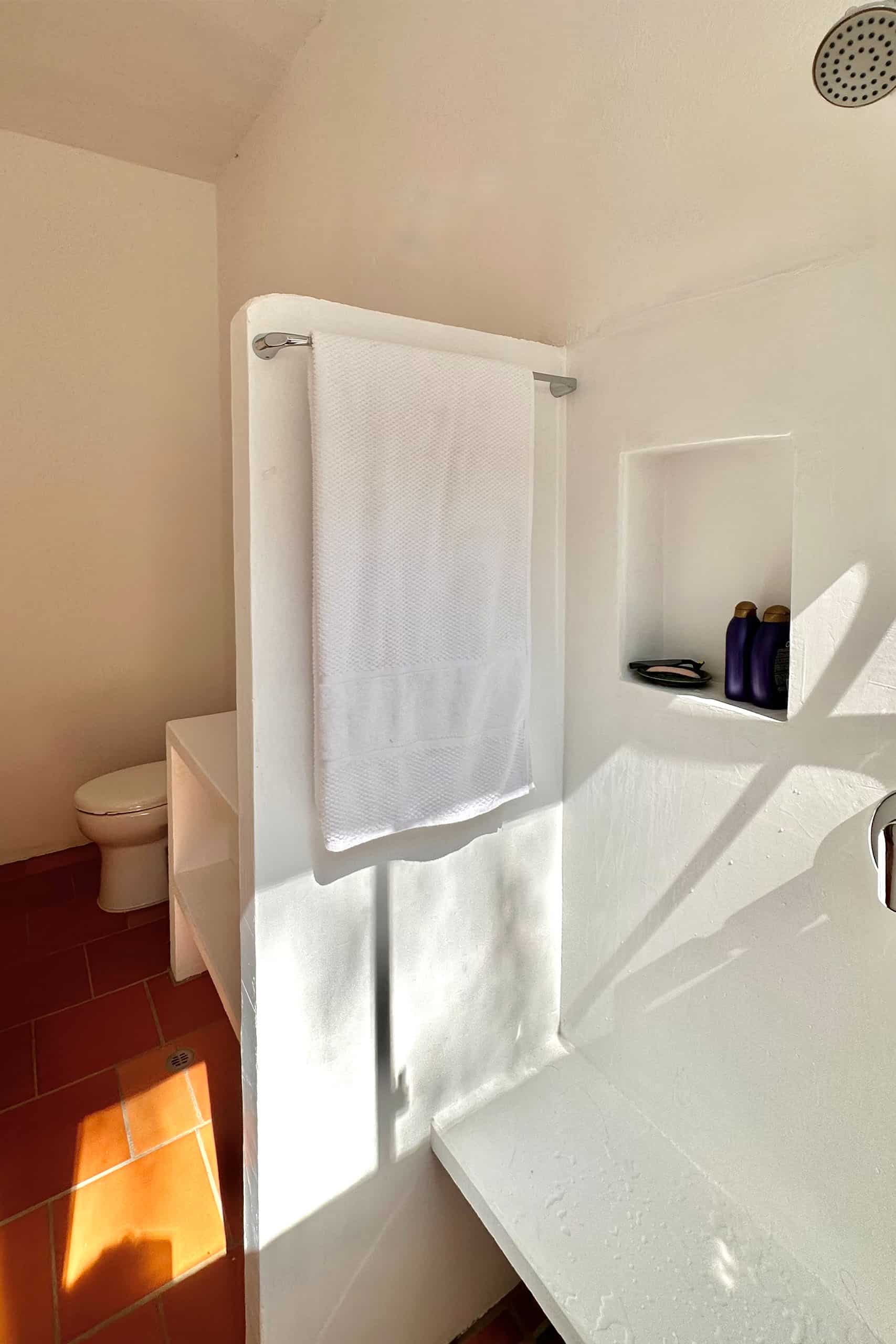 1_0004_IMG_6182 Eco-Retreat Colombia - picture of the metal rods being raised